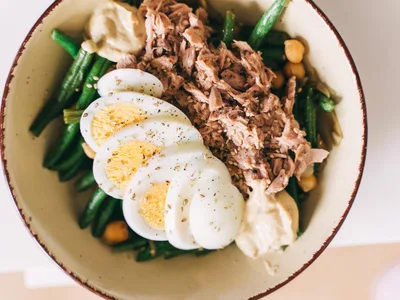 Salada colorida de atum com grão-de-bico, tomate e pepino em bowl