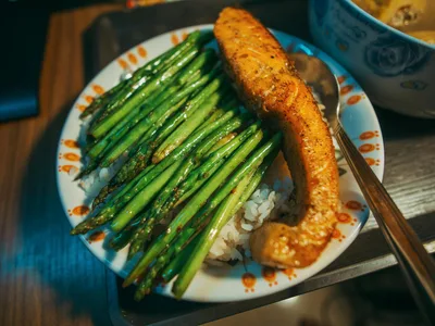 Filé de salmão rosado assado sobre aspargos verdes com rodelas de limão