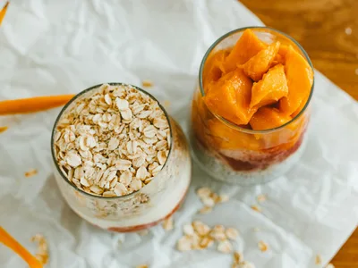 Shake cremoso de aveia e banana em copo alto com canela polvilhada