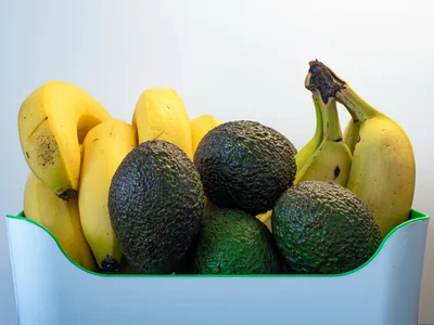 Shake detox de banana verde cremoso em copo alto com sementes de chia por cima