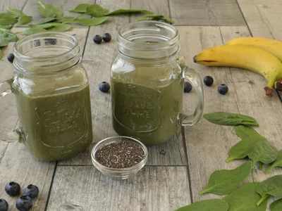 Smoothie verde detox em copo alto com folhas de hortelã