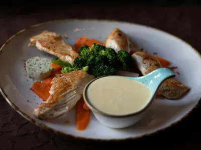 Strogonoff fit de frango com cogumelos em panela branca