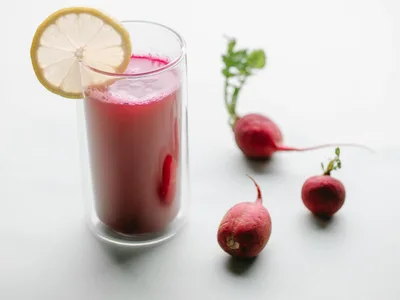 Copo de suco verde para desinchar com abacaxi e hortelã, servido com gelo