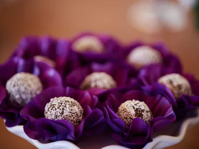 Trufas fit de chocolate polvilhadas com cacau em pó em caixinha