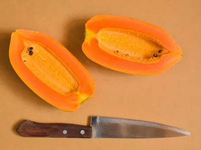 Vitamina de mamão laranja com linhaça em copo de vidro